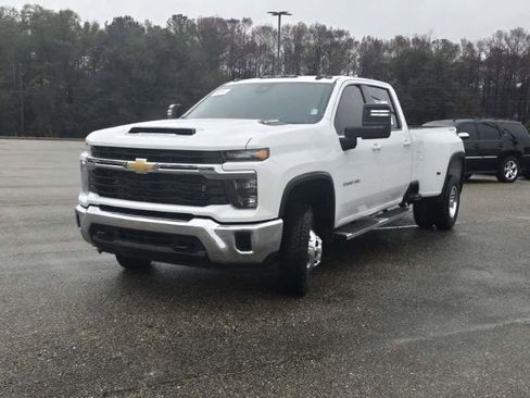 Used 2024 Chevrolet Silverado 3500 LT image 3