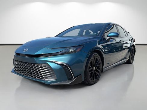 Used 2025 Toyota Camry SE FWD image 7