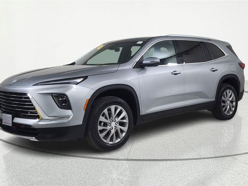 Used 2025 Buick Enclave Preferred image 2