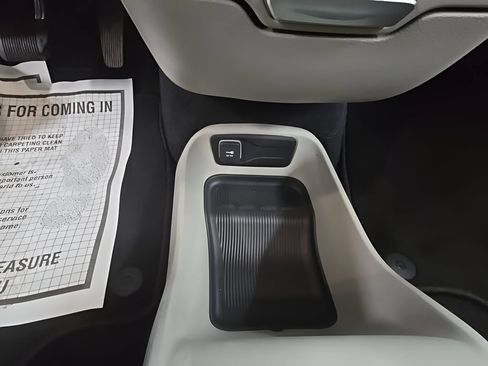 Used 2022 Chrysler Voyager LX FWD image 39
