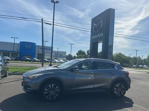 Used 2017 INFINITI QX30 Premium AWD/4WD image 4