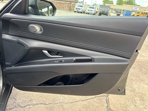 Used 2025 Hyundai Elantra SEL image 25