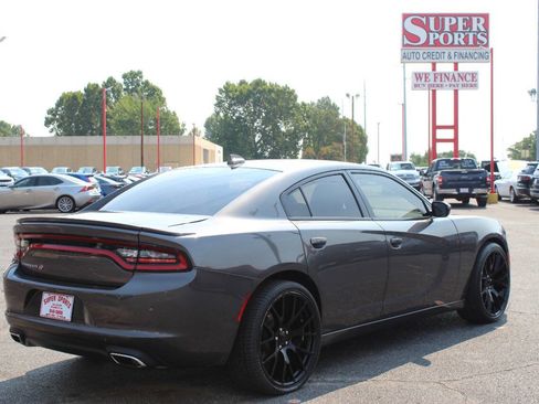 Used 2019 Dodge Charger SXT image 4