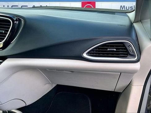 Used 2024 Chrysler Pacifica Touring-L image 22