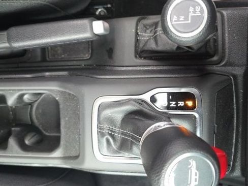 Used 2025 Jeep Gladiator Mojave w/ Convenience Group AWD/4WD image 18