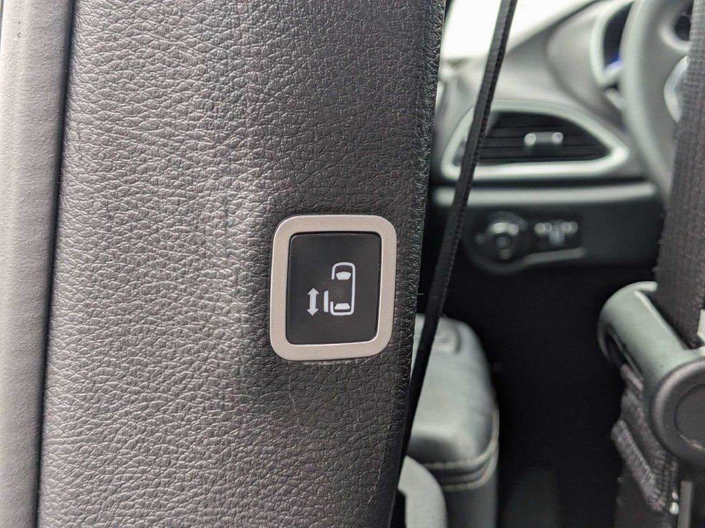 Used 2025 Chrysler Pacifica Select FWD image 19