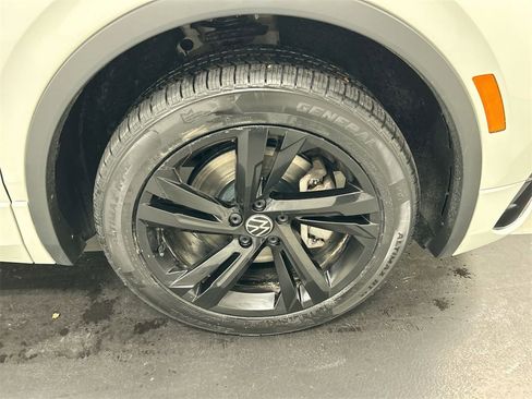 Used 2023 Volkswagen Tiguan SE R-Line image 8
