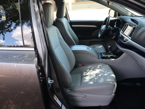 Used 2018 Toyota Highlander Plus AWD/4WD image 24