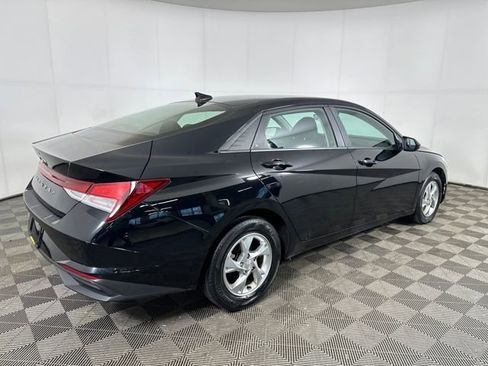 Used 2023 Hyundai Elantra SE image 3