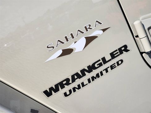 Used 2017 Jeep Wrangler Unlimited Sahara w/ Connectivity Group image 13