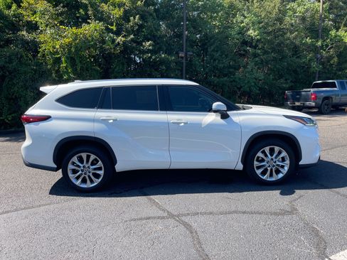 Used 2021 Toyota Highlander Limited FWD image 21