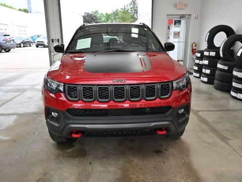 Used 2025 Jeep Compass Trailhawk AWD/4WD image 2
