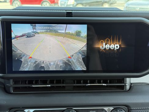 Used 2025 Jeep Wrangler Unlimited Sahara AWD/4WD image 13