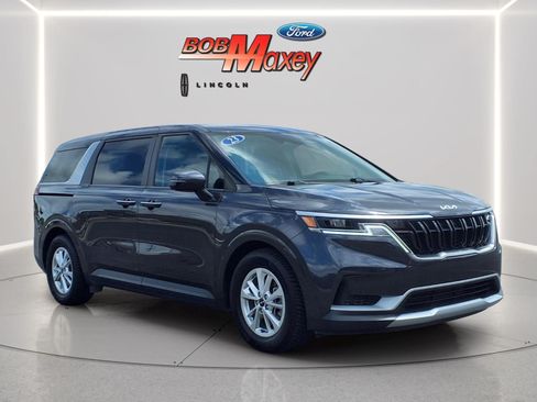 Used 2023 Kia Carnival LX FWD image 3