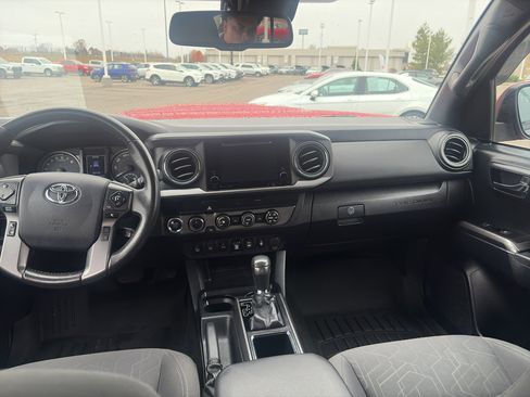 Used 2019 Toyota Tacoma TRD Sport image 12