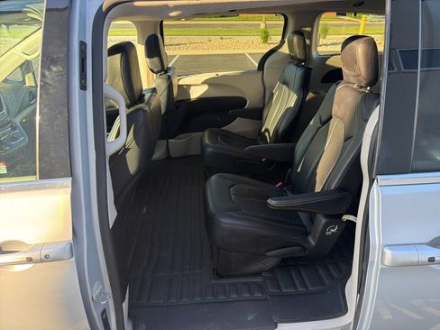 Used 2022 Chrysler Pacifica Touring-L AWD/4WD image 10