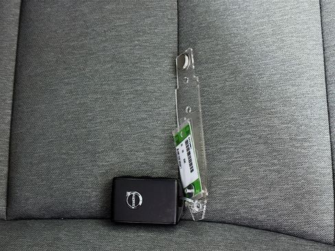 Used 2025 Volvo XC40 B5 Core image 33