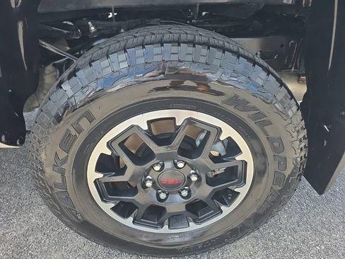 Certified 2025 Toyota Tacoma TRD Off-Road AWD/4WD image 9