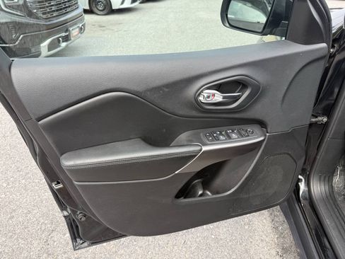 Used 2019 Jeep Cherokee Latitude w/ Popular Appearance Group FWD image 10