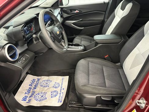 Used 2024 Chevrolet Trax LS w/ LS Convenience Package FWD image 38
