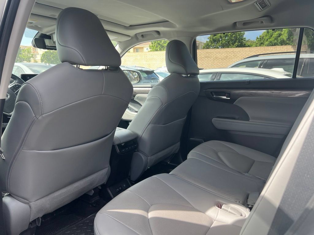 Used 2021 Toyota Highlander Limited FWD image 8