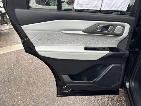 Used 2025 Ford Explorer Platinum AWD/4WD image 18