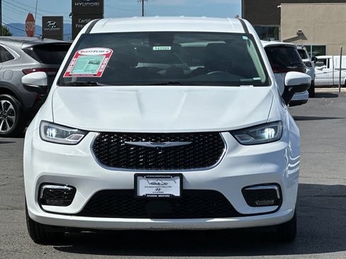 Used 2023 Chrysler Pacifica Touring-L FWD image 9