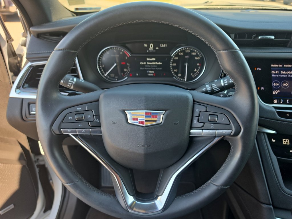 Used 2025 Cadillac XT6 Luxury FWD image 16