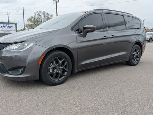 Used 2020 Chrysler Pacifica Touring-L w/ S Appearance Package FWD image 1