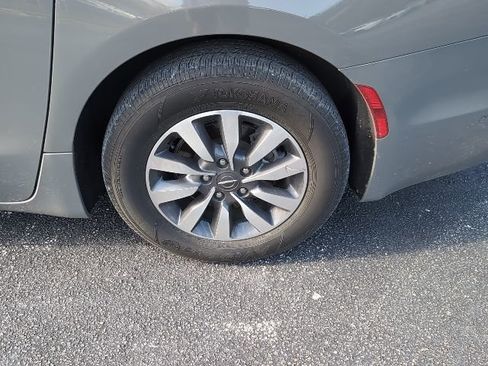 Used 2021 Chrysler Pacifica Touring-L w/ Uconnect Theater Family Group image 7