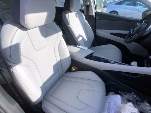 New 2025 Hyundai Elantra Limited image 26