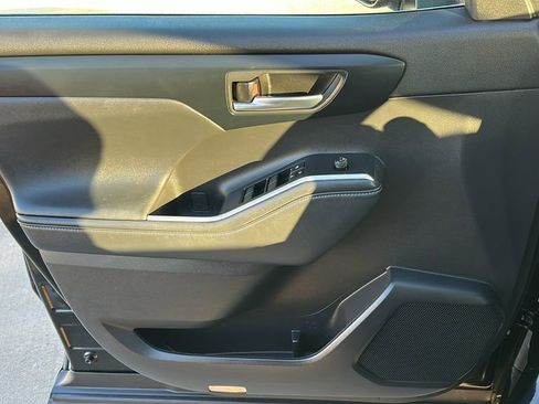 Used 2023 Toyota Highlander L image 20