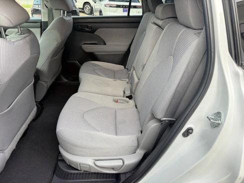 Used 2023 Toyota Highlander LE FWD image 5