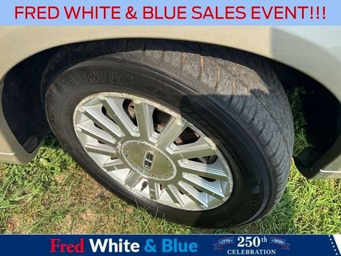 Used 2004 Lincoln Town Car Signature RWD image 2