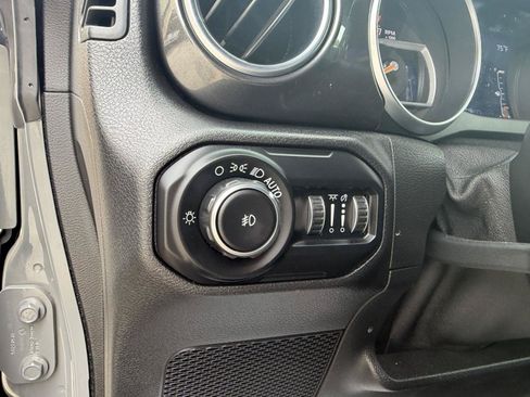 Used 2020 Jeep Wrangler Unlimited Sahara AWD/4WD image 30
