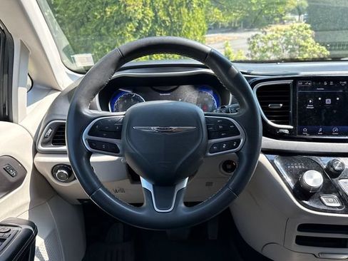 Used 2022 Chrysler Pacifica Touring-L FWD image 9