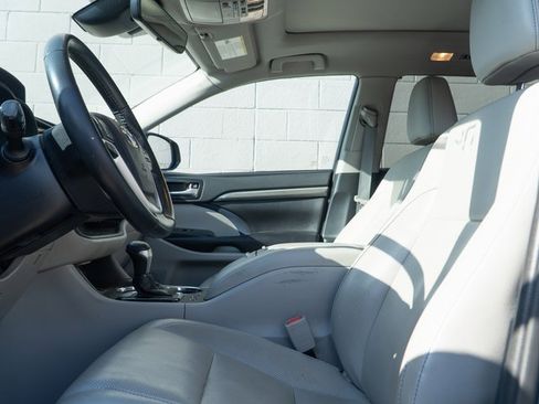 Used 2019 Toyota Highlander Limited Platinum image 17