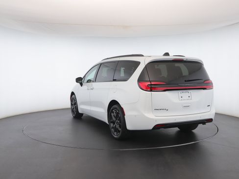 Used 2023 Chrysler Pacifica Touring-L w/ S Appearance Package image 21