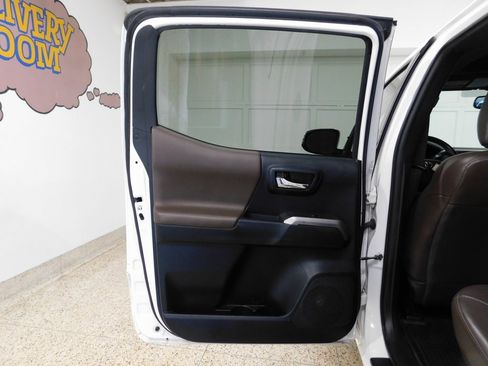 Used 2017 Toyota Tacoma Limited image 60