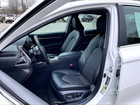 Used 2023 Toyota Camry SE image 10