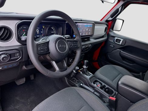 Used 2024 Jeep Wrangler Unlimited image 7