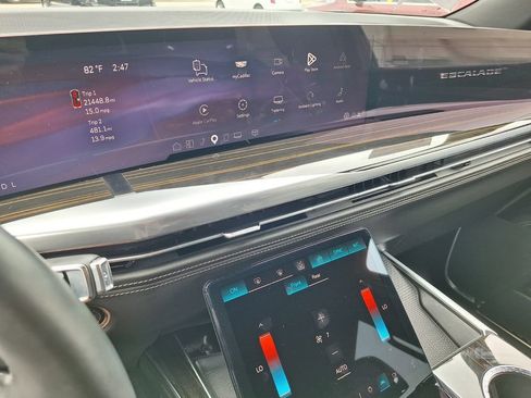 Certified 2025 Cadillac Escalade Premium Luxury AWD/4WD image 16