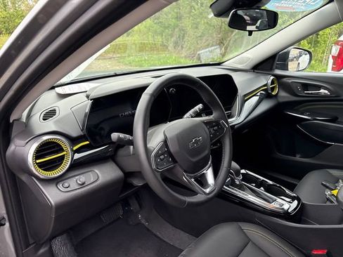 Used 2025 Chevrolet Trax ACTIV FWD image 8