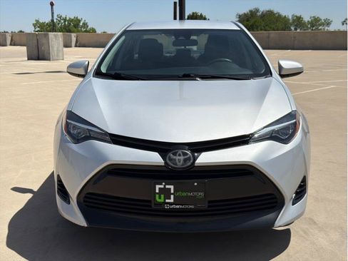 Used 2018 Toyota Corolla LE FWD image 2