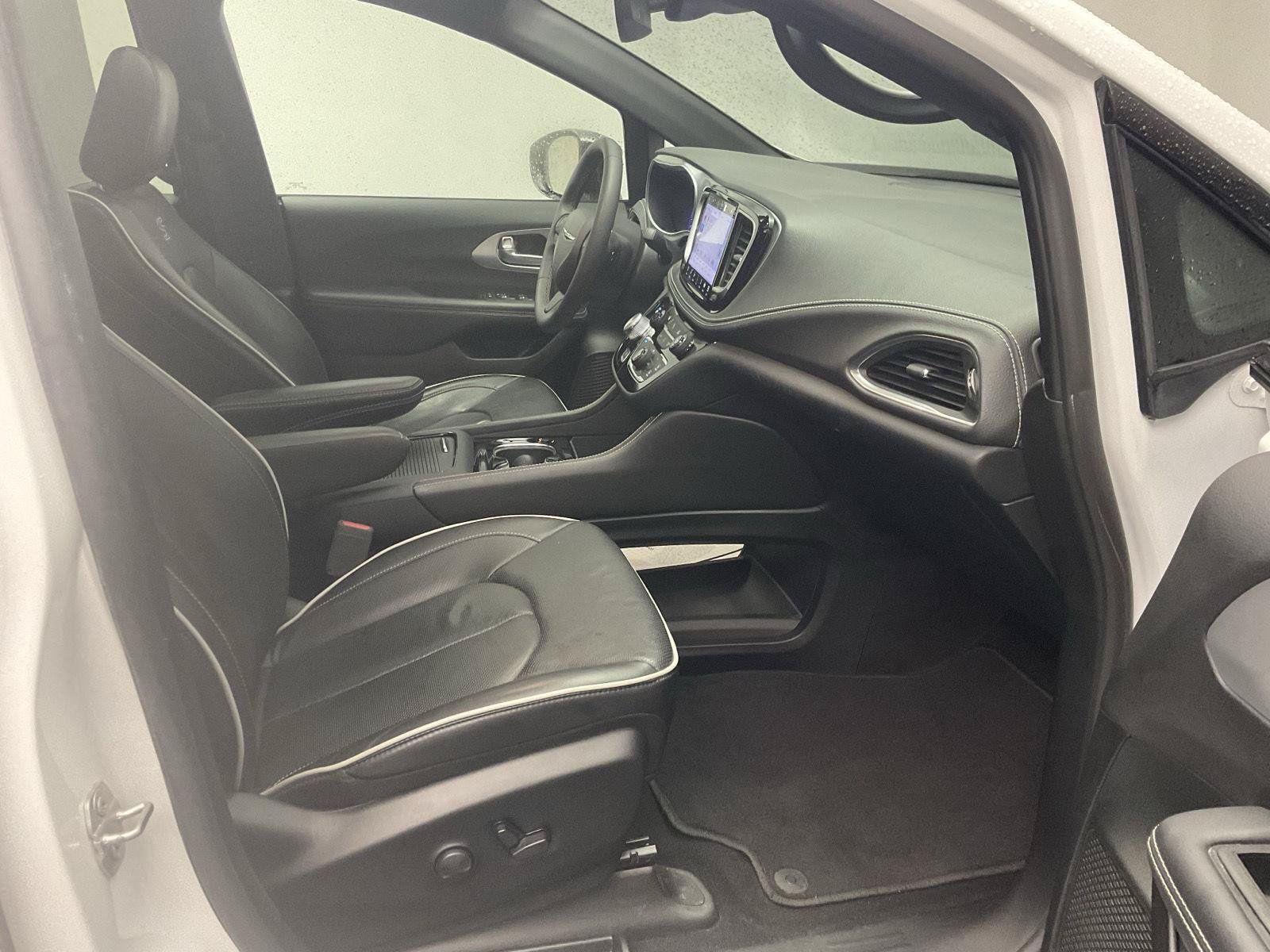 Used 2025 Chrysler Pacifica Limited FWD image 21