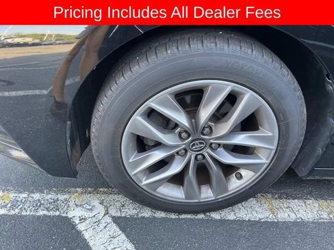 Used 2019 Toyota Avalon XLE w/ Moonroof Package FWD image 2