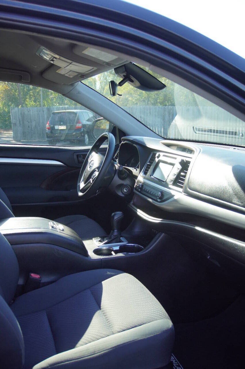 Used 2019 Toyota Highlander LE AWD/4WD image 15