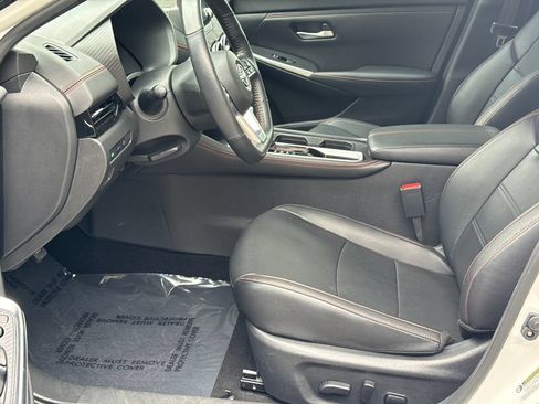Used 2025 Nissan Sentra SR w/ SR Premium Package FWD image 9