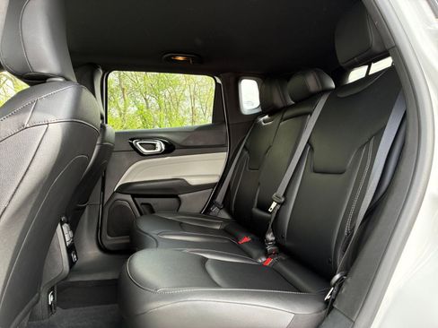 Used 2025 Jeep Compass Limited image 27