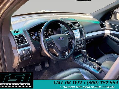 Used 2017 Ford Explorer XLT w/ Equipment Group 202A AWD/4WD image 13